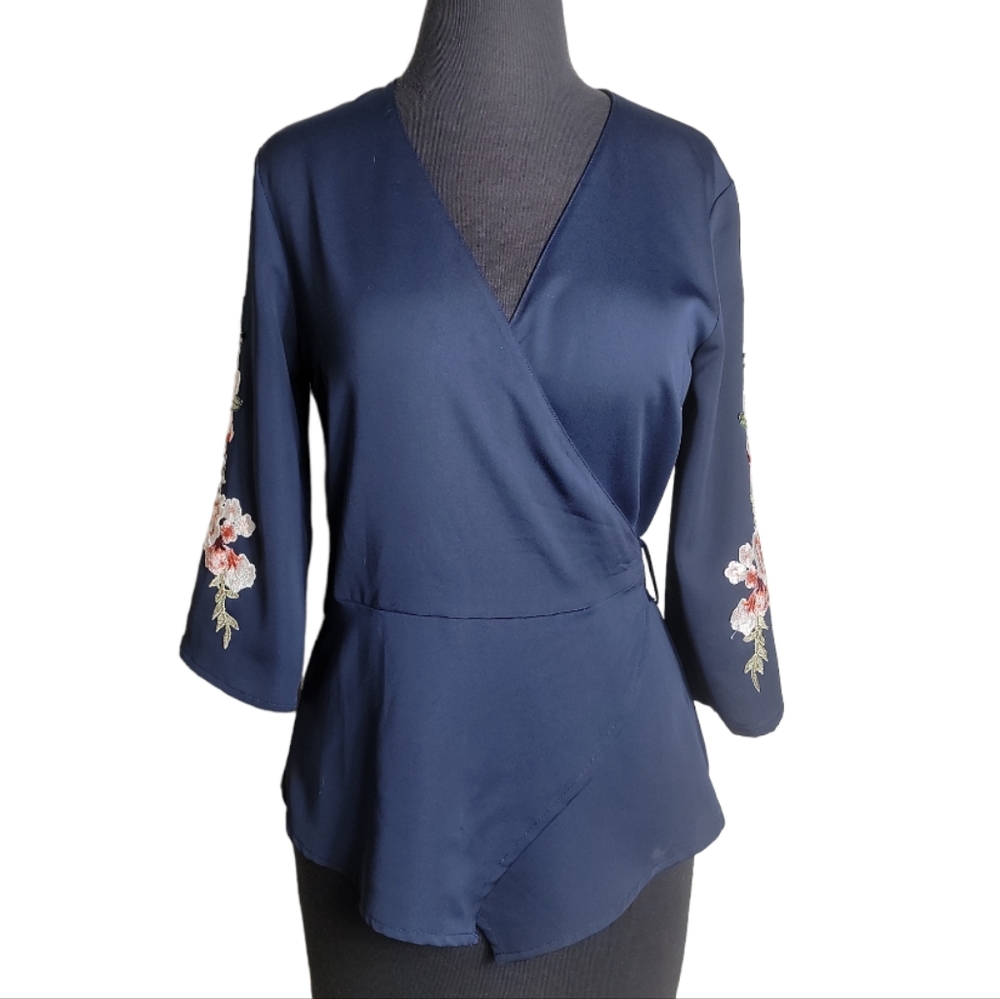 Hommage navy blue v neck wrap floral embroidered sleeve top size small
